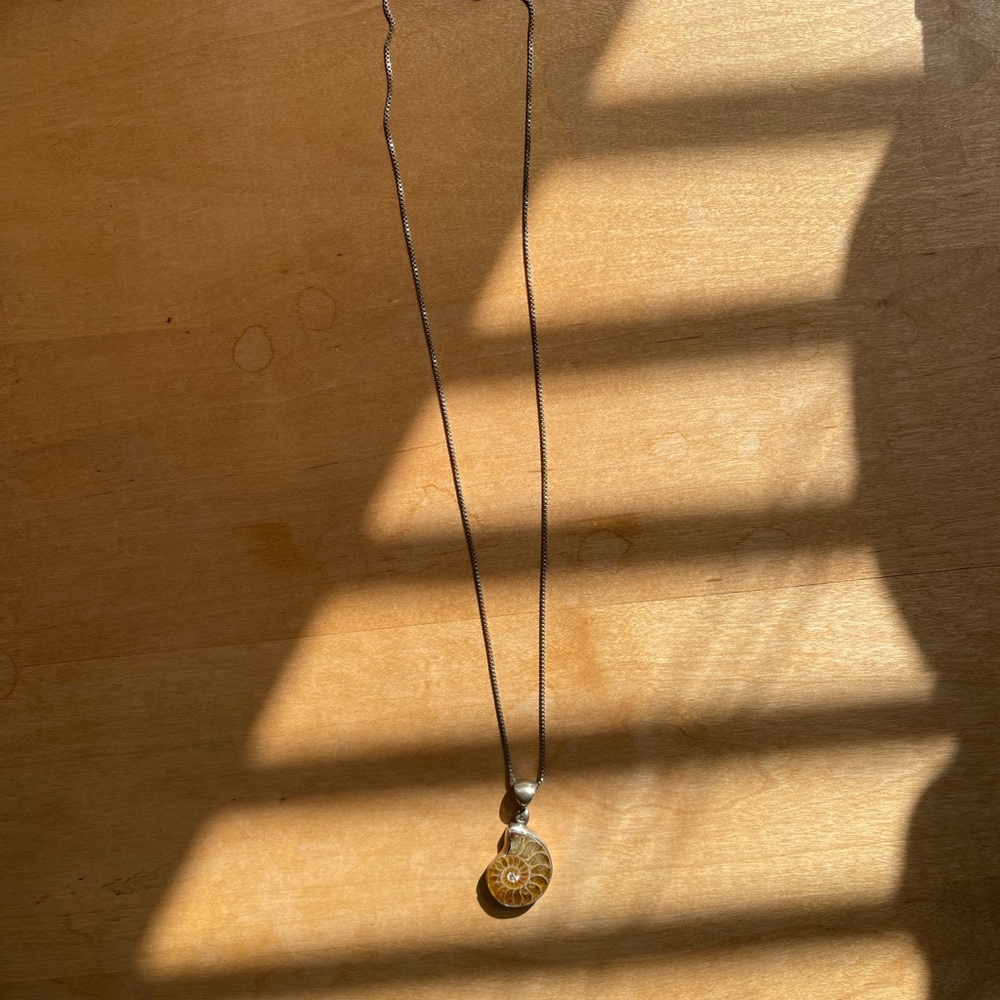 STERLING SILVER AMMONITE FOSSIL NECKLACE. - Picture 3 of 4